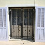 Grille ouvrante avec volets bois