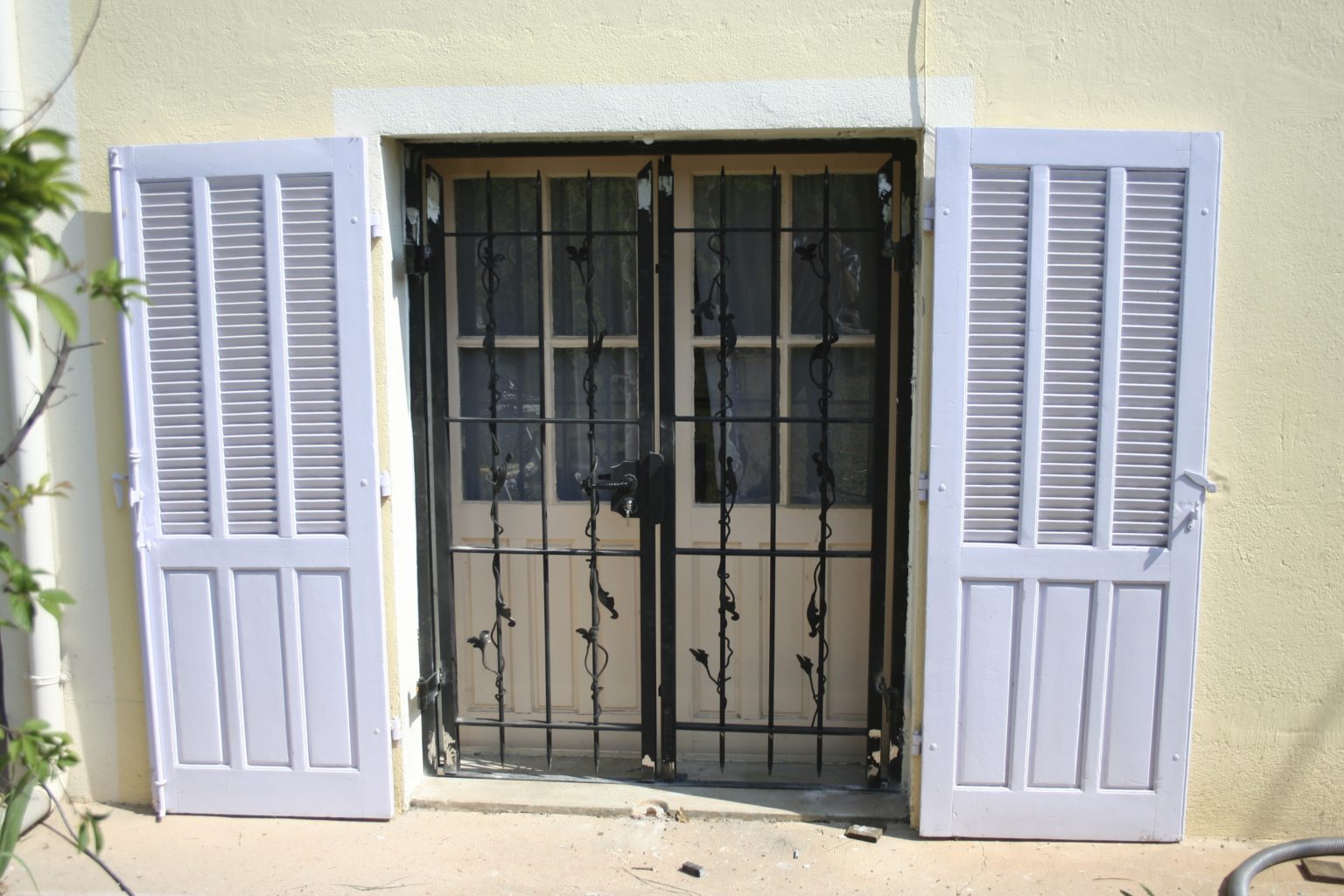 Grille ouvrante avec volets bois Marseille - Grille de défense.fr