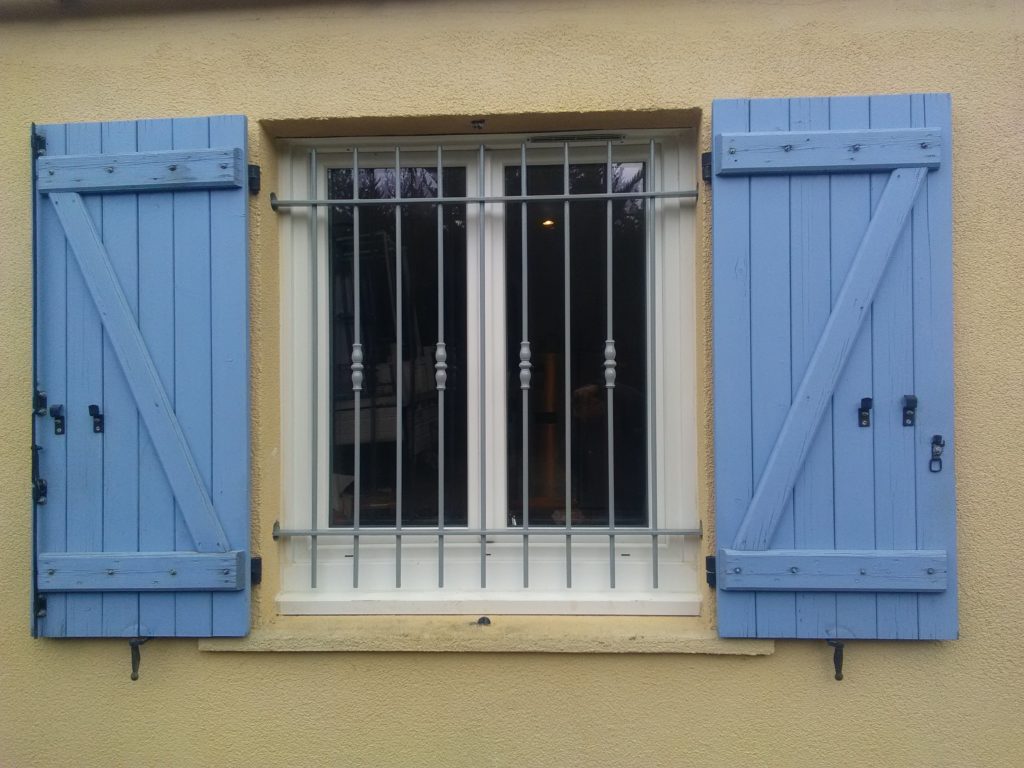 Grille ouvrante articulée avec volet bois - Grille de défense.fr